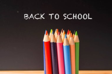 Renkli kalemler ve karatahtayla okula geri dön.