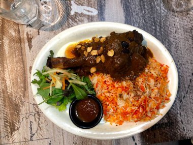 Masada bir tabak kuzu biryani.