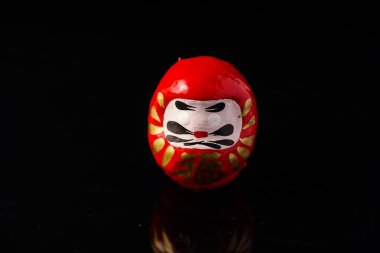 Daruma Bebeği siyahlara karşı izole.