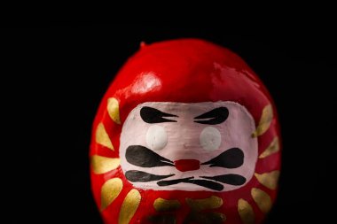 Daruma Bebeği siyahlara karşı izole.