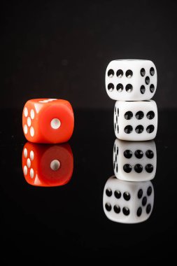 Kırmızı ve Beyaz zarlar, Risk Kavramsal Atışa Karşı.