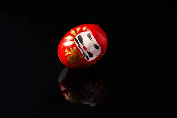 Daruma Doll Geïsoleerd Tegen Zwart — Stockfoto