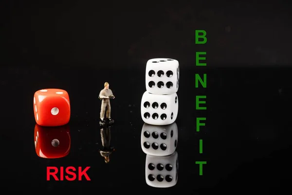 Risk Reward用红白相间的文字 — 图库照片