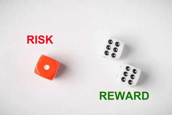 Piros Fehér Kockák Kockázat Jutalom Konceptuális Lövés — Stock Fotó