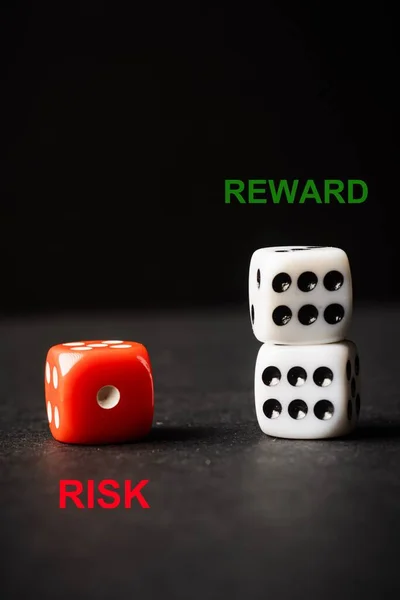 Piros Fehér Kockák Kockázat Jutalom Konceptuális Lövés — Stock Fotó