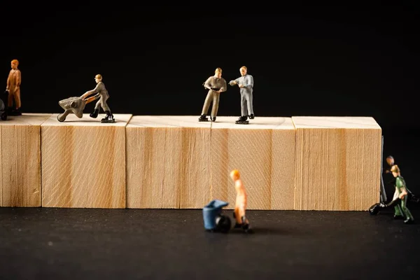 Miniatuur Bouwfiguren Met Houten Blokken Dag Van Arbeid Concept — Stockfoto