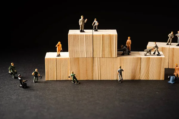 Miniaturfiguren Mit Holzklötzen Konzept Zum Tag Der Arbeit — Stockfoto