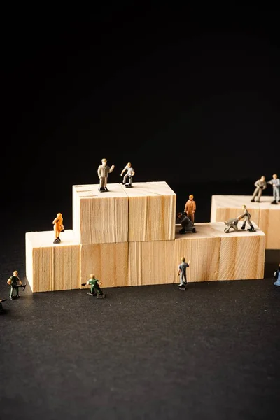 Figures Miniature Builder Avec Blocs Bois Fête Travail Concept — Photo