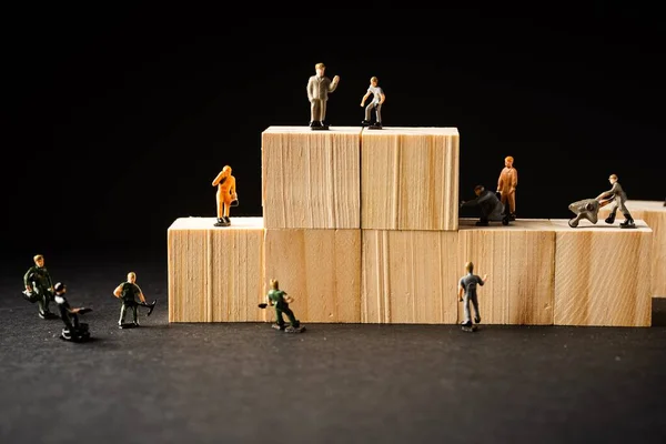 Figuras Construtor Miniatura Com Blocos Madeira Conceito Dia Trabalho — Fotografia de Stock