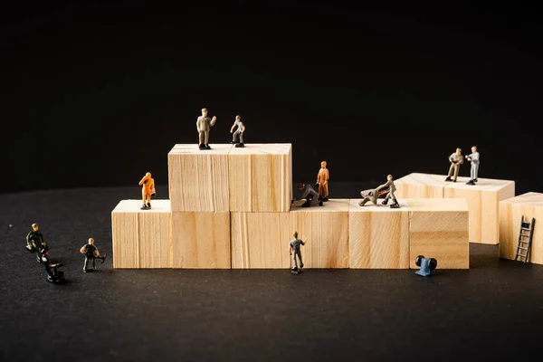 Miniaturfiguren Mit Holzklötzen Konzept Zum Tag Der Arbeit — Stockfoto