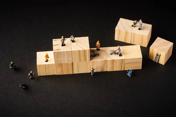 Miniaturní Stavitel Figury Dřevěnými Tvárnicemi Koncept Dne Práce — Stock fotografie