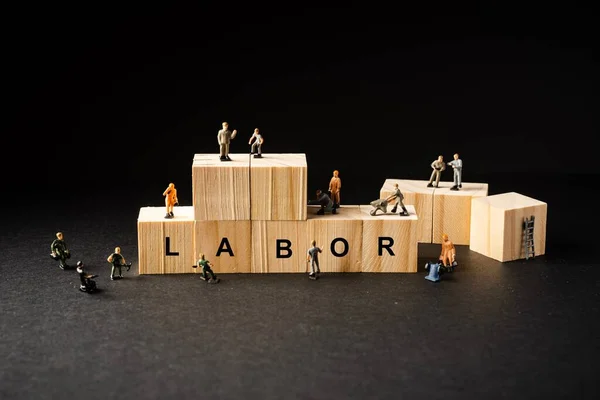 Miniatur Bausteinfigur Mit Holzklötzen Und Labour Schriftzügen — Stockfoto