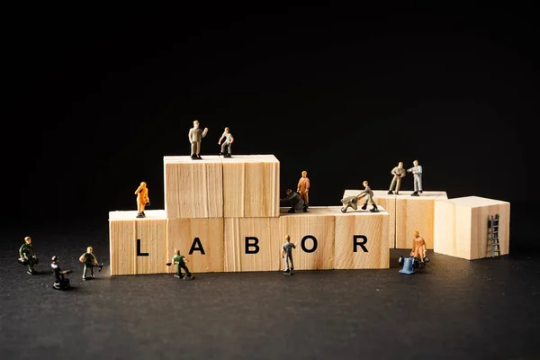 Miniatur Bausteinfigur Mit Holzklötzen Und Labour Schriftzügen — Stockfoto