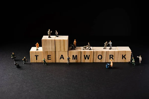Мініатюрні Будівельники Фігурують Дерев Яними Блоками Словами Teamwork — стокове фото
