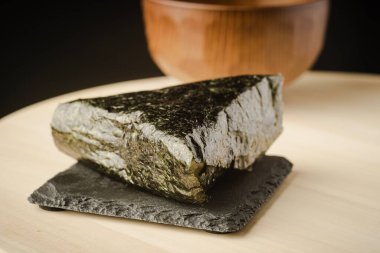 O-nigiri ya da o-musubi, nigirmeshi, pirinç topu olarak da bilinir, beyaz pirinçten üretilen, üçgen ya da silindirik şekilli ve genellikle Nori 'ye (deniz yosunu) sarılmış bir Japon yiyeceğidir..