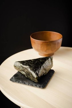 O-nigiri ya da o-musubi, nigirmeshi, pirinç topu olarak da bilinir, beyaz pirinçten üretilen, üçgen ya da silindirik şekilli ve genellikle Nori 'ye (deniz yosunu) sarılmış bir Japon yiyeceğidir..