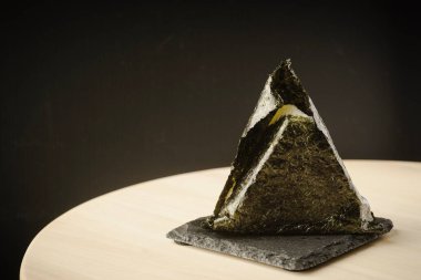 O-nigiri ya da o-musubi, nigirmeshi, pirinç topu olarak da bilinir, beyaz pirinçten üretilen, üçgen ya da silindirik şekilli ve genellikle Nori 'ye (deniz yosunu) sarılmış bir Japon yiyeceğidir..