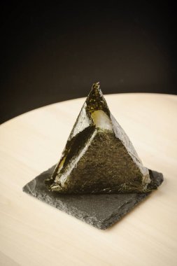 O-nigiri ya da o-musubi, nigirmeshi, pirinç topu olarak da bilinir, beyaz pirinçten üretilen, üçgen ya da silindirik şekilli ve genellikle Nori 'ye (deniz yosunu) sarılmış bir Japon yiyeceğidir..