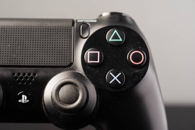 Playstation 4 Dualshock kontrolörünün kapalı çekimi. Playstation 4 en popüler oyun konsoludur.