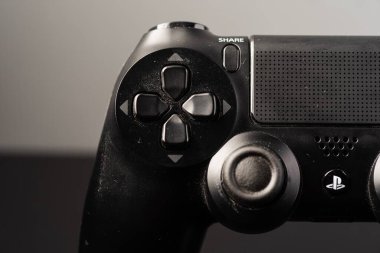 Playstation 4 Dualshock kontrolörünün kapalı çekimi. Playstation 4 en popüler oyun konsoludur.