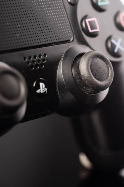 Playstation 4 Dualshock kontrolörünün kapalı çekimi. Playstation 4 en popüler oyun konsoludur.