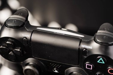 Playstation 4 Dualshock kontrolörünün kapalı çekimi. Playstation 4 en popüler oyun konsoludur.