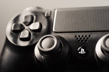 Playstation 4 Dualshock kontrolörünün kapalı çekimi. Playstation 4 en popüler oyun konsoludur.
