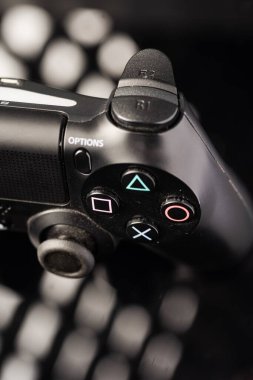 Playstation 4 Dualshock kontrolörünün kapalı çekimi. Playstation 4 en popüler oyun konsoludur.