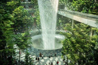 Jewel Changi Havaalanı 'nda bulunan kapalı şelale.