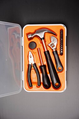 Çekiç, pense, ingiliz anahtarı, tornavida ve mezura da dahil olmak üzere bir takım aletlerin düz bileşimi