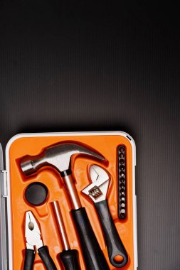 Çekiç, pense, ingiliz anahtarı, tornavida ve mezura da dahil olmak üzere bir takım aletlerin düz bileşimi