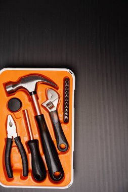 Çekiç, pense, ingiliz anahtarı, tornavida ve mezura da dahil olmak üzere bir takım aletlerin düz bileşimi