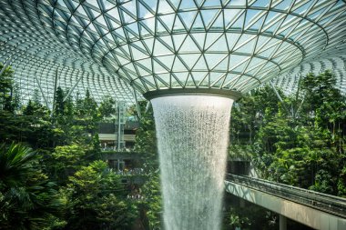 Jewel Changi Havaalanı 'nda bulunan kapalı şelale.