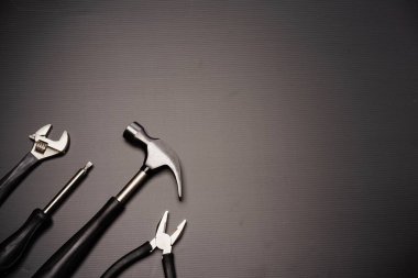 Çekiç, pense, ingiliz anahtarı, tornavida ve mezura da dahil olmak üzere bir takım aletlerin düz bileşimi