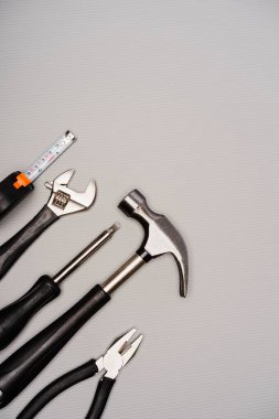 Çekiç, pense, ingiliz anahtarı, tornavida ve mezura da dahil olmak üzere bir takım aletlerin düz bileşimi