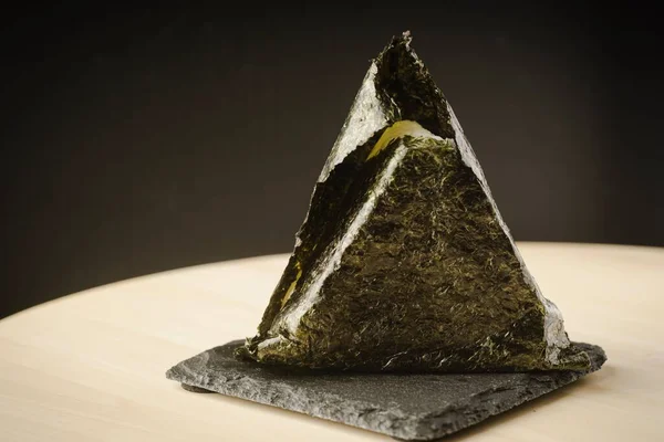 Nigiri Musubi Nigirimeshi Rice Ball 삼각형이나 원통형 모양으로 만들어 바닷말 — 스톡 사진