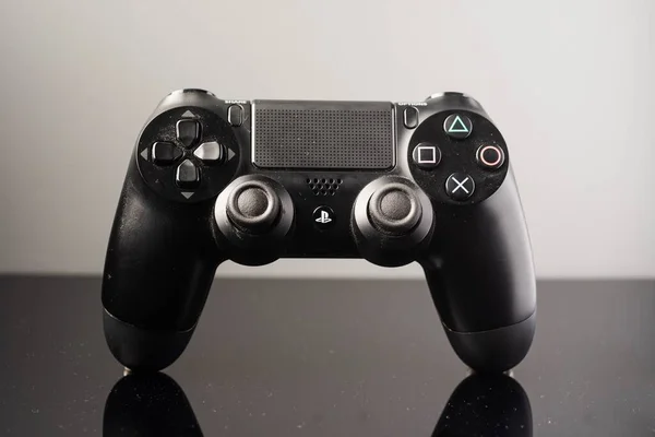 Playstation Dualshock控制器的闭合镜头 游戏平台4是最受欢迎的游戏平台 — 图库照片