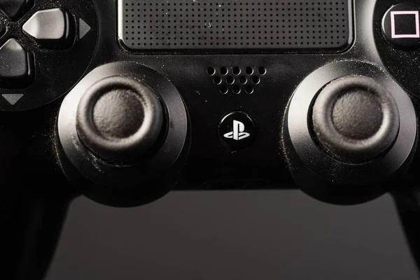 Playstation 4のデュアルショックコントローラーのショットを閉じます Playstation 4は最も人気のあるゲーム機です — ストック写真