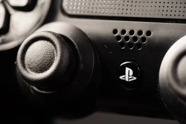 Playstation 4のデュアルショックコントローラーのショットを閉じます Playstation 4は最も人気のあるゲーム機です — ストック写真