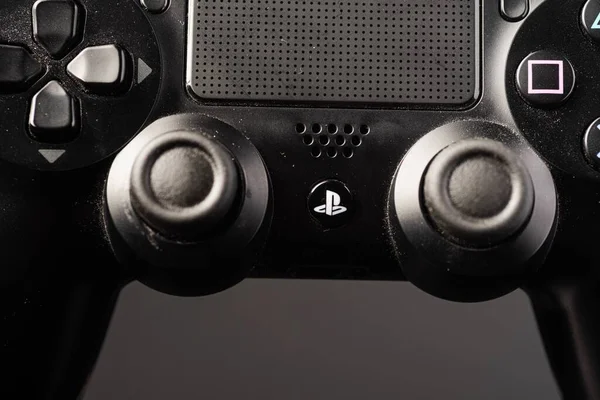 Playstation 4のデュアルショックコントローラーのショットを閉じます Playstation 4は最も人気のあるゲーム機です — ストック写真