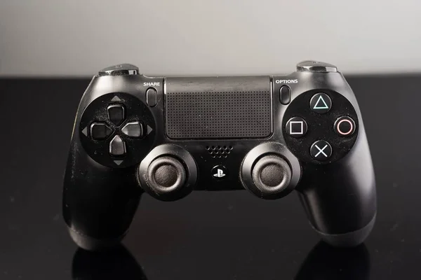 Playstation Dualshock控制器的闭合镜头 游戏平台4是最受欢迎的游戏平台 — 图库照片