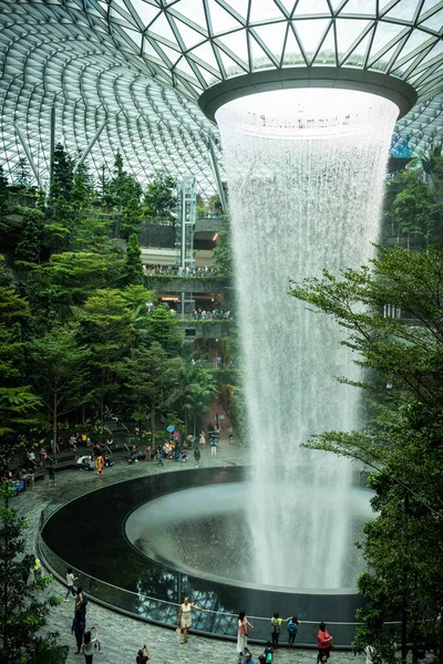 Kryty Wodospad Znajduje Się Jewel Changi Airport — Zdjęcie stockowe