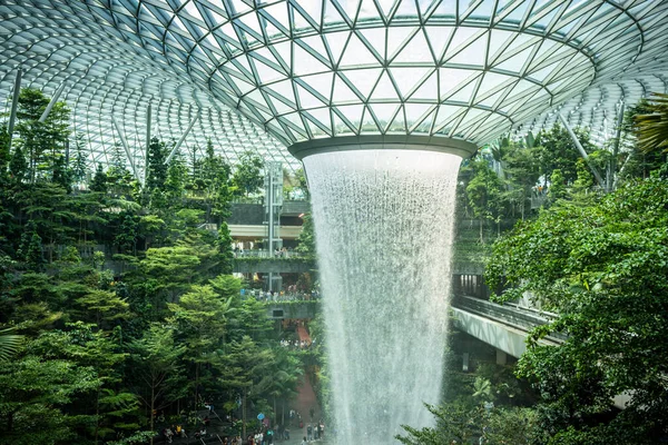 Inomhus Vattenfall Ligger Jewel Changi Flygplats — Stockfoto