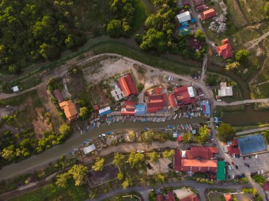 Malacca 'daki Crystal Bay' in havadan görüntüsü. Yerel halkın ve turistlerin güzel manzaralı taze deniz ürünlerinin tadını çıkarabileceği popüler bir yer.