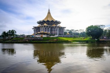 Darul Hana köprüsü ve Sarawak hükümet binasını gösteren Kuching Rıhtımı manzarası