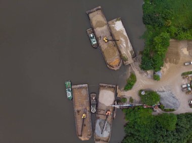 İş ve lojistik ihracat ve ithalat yapan konteyner gemisi. Kargoyu vinçle limana götürüyorum. Uluslararası Su Taşımacılığı.