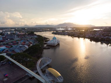 Kuching 'in yüzen güzel camisinin havadan görünüşü ya da gün batımında Hindistan Mescidi olarak da bilinir.