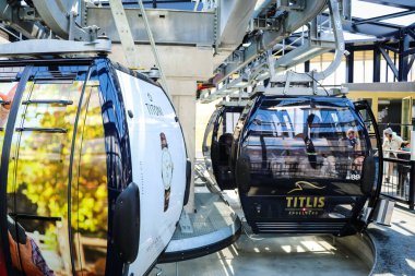 İsviçre 'deki Titlis Dağı' ndaki kablolu araba.