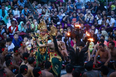 Kecak Ateş Dansı, Balis 'in en ikonik sanat performanslarından biridir ve insan vokallerini, dansa eşlik etmek için Gamelan enstrümanları yerine baskın bir şekilde kullanmasıyla ünlüdür.