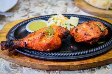 Masadaki tavuk tandırının kapalı çekimi.